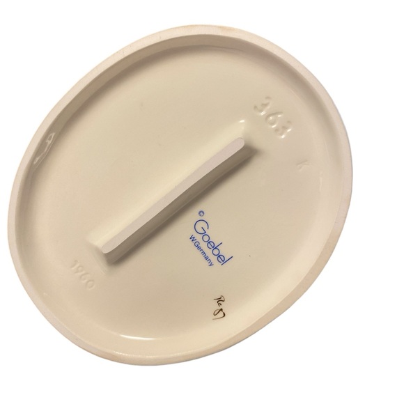 Goebel HUMMEL FIGURINE • “BIG HOUSECLEANING” #363 • 1960GIRL SCRUBBING FLOOR - Picture 5 of 6